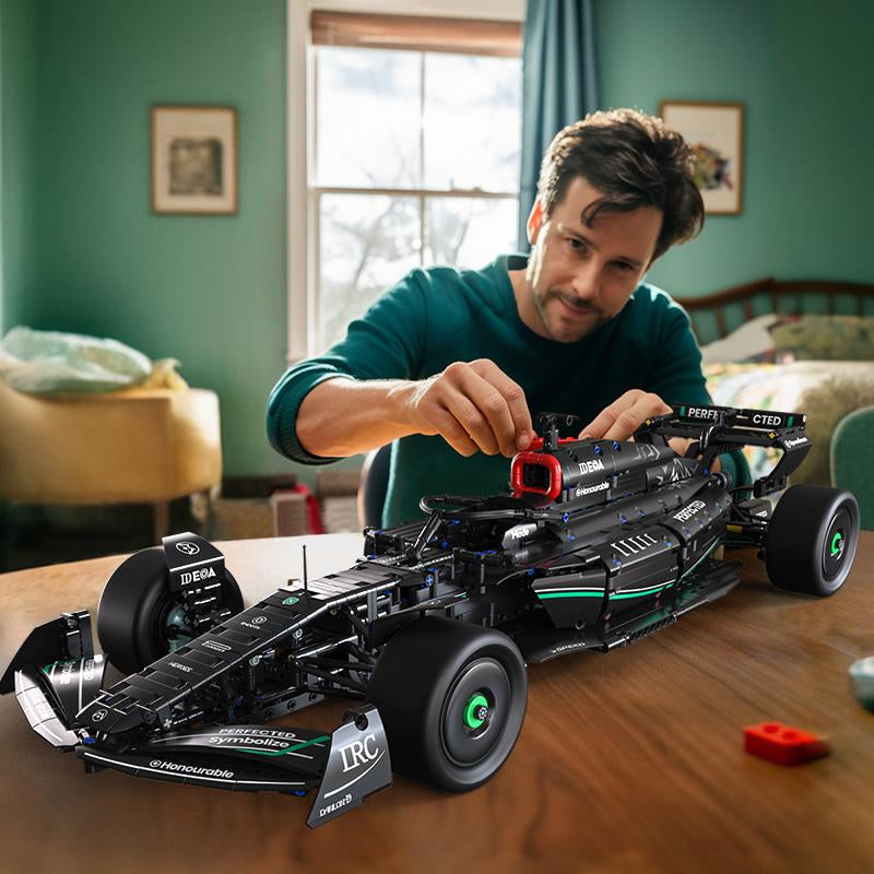 【1：8】Static Version: Formula 1 Brick Assembly Racing Car, Toy Car, Red and White F1 Racing Car, Educational Toy, Assembly Model